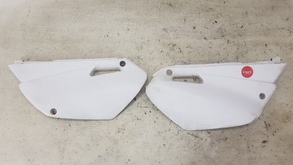 Sivumuovit (Yamaha YZ85 2004) 5PA-21721-00-00 5PA-21711-00-00