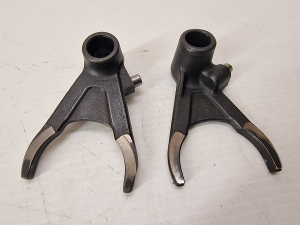 SHIFTING FORK 2ND/3RD GEAR 05 / SHIFTING FORK 1ST/4TH GEAR 05 (KTM SXF250 2009) 77034002000 77034003000