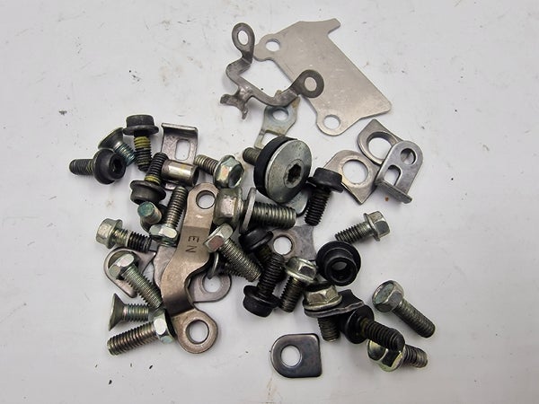 Laakerin pidikkeit&auml; ja pultteja (HONDA CRF450 2013)