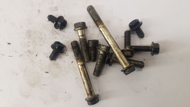 Pakoaukonsäätimen pultteja (Husqvarna SM125 2008)